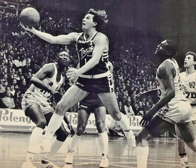 Roberto Premier in entrata contro il Maccabi di Tel Aviv